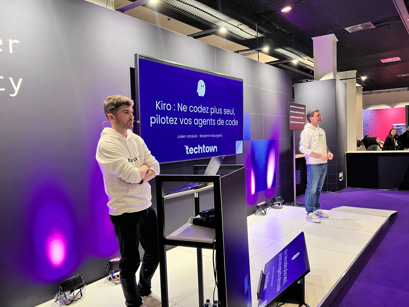 Julien Landuré et Benjamin Bourgeois sur la scène de la Developer Community Zone, devant l’écran de leur talk « Kiro : Ne codez plus seul, pilotez vos agents de code »