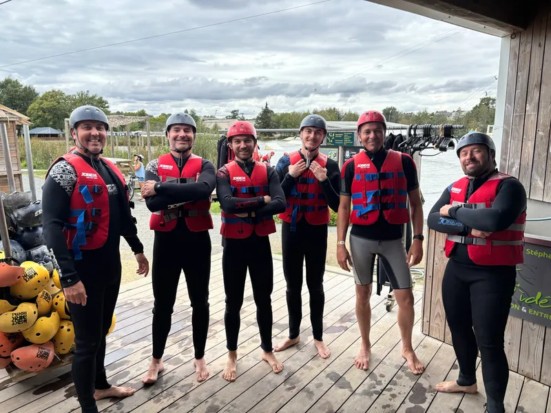 L'équipe TechTown prête pour une session de wakeboard